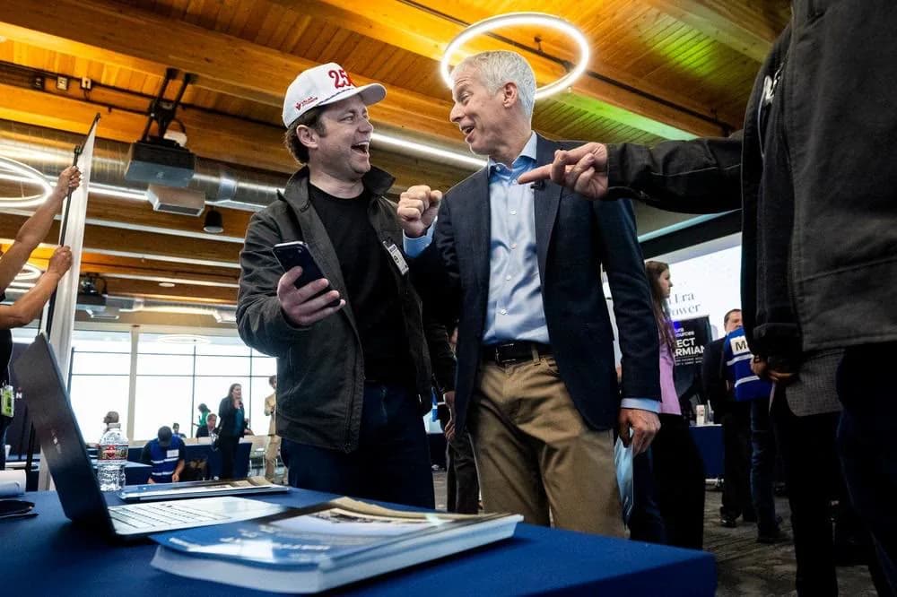 Conversation at a Valar Atomics booth